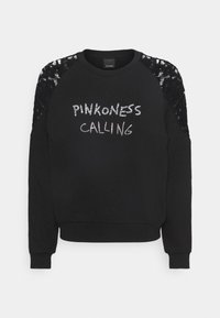 Sudadera negra con detalles de encaje en los hombros, con la frase "PINKONESS CALLING" en letras blancas. Tela suave, puños y cuello acanalados.
