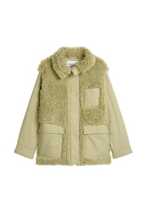 Veste en polaire sherpa beige avec col, manches longues, fermeture zippée à l'avant, une poche poitrine et deux poches à rabat à la taille.