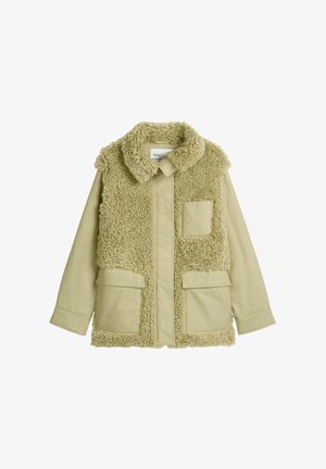 Veste en polaire sherpa beige avec col, manches longues, fermeture zippée à l'avant, une poche poitrine et deux poches à rabat à la taille.