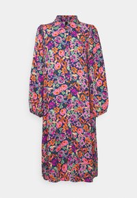 Bloemmotief jurk met lange pofmouwen, hoge halslijn en knielange snit. Heeft levendige kleuren: roze, oranje, groen en een marineblauwe achtergrond.