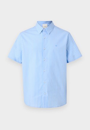Chemise bleu clair à manches courtes avec des rayures blanches verticales et un col, arborant un petit logo brodé sur la poitrine.