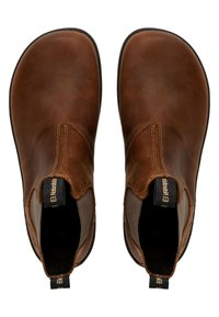Botines de cuero marrón con paneles laterales elásticos, punta redonda y superficie texturada. Cuenta con una lengüeta para facilitar su uso.