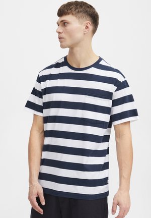 T-shirt à manches courtes rayé bleu marine et blanc, avec un col rond et une poche sur la poitrine gauche. Tissu en coton doux avec une coupe décontractée.