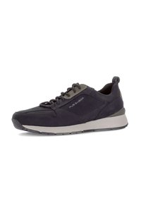 Zapatillas de ante azul marino con suela gris en contraste, puntera redondeada, diseño de cordones y una pequeña lengüeta en el talón para facilitar su uso.