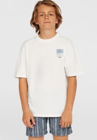 Witte katoenen t-shirt met korte mouwen, voorzien van een blauw logo op de linkerborst. Gecombineerd met blauwe zwemshorts met een patroon.