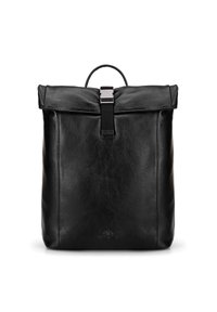 Zaino in pelle nera con design a risvolto, hardware in argento, cinturino con fibbia davanti e manico superiore per il trasporto. Texture liscia.