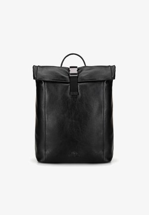 Zaino in pelle nera con design a risvolto, hardware in argento, cinturino con fibbia davanti e manico superiore per il trasporto. Texture liscia.