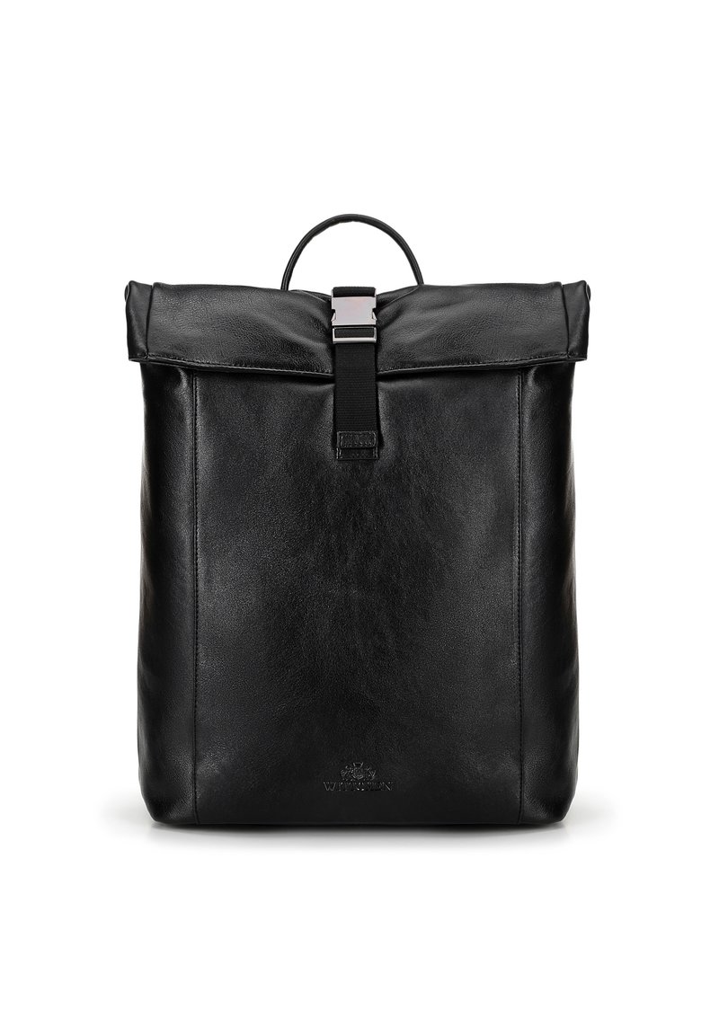 Zaino in pelle nera con design a risvolto, hardware in argento, cinturino con fibbia davanti e manico superiore per il trasporto. Texture liscia.