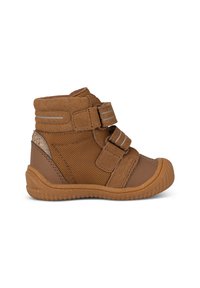 Bota de tobillo marrón con dos correas ajustables de velcro, fabricada con materiales de tela texturizada y ante, suela de goma y sutiles franjas reflectantes en las correas.