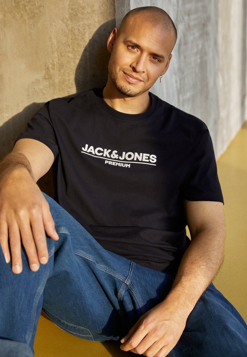 Herren T-Shirts basic | Jack & Jones JPRBLABRANDING TEE CREW NECK T-Shirt print perfect navy/dunkelblau - UR10652 Herren T-Shirts basic | Jack & Jones JPRBLABRANDING TEE CREW NECK T-Shirt print perfect navy/dunkelblau - UR10652