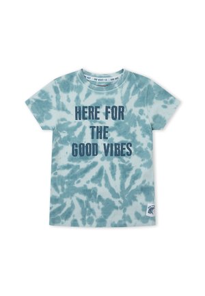 Camiseta de manga corta con efecto tie-dye en azul y blanco, con el texto "HERE FOR THE GOOD VIBES" en azul marino en el frente y un pequeño parche en el dobladillo.