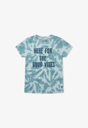 Camiseta de manga corta con efecto tie-dye en azul y blanco, con el texto "HERE FOR THE GOOD VIBES" en azul marino en el frente y un pequeño parche en el dobladillo.