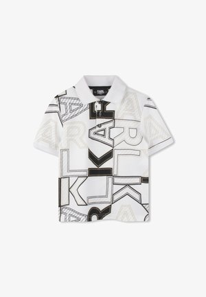 Polo à manches courtes avec un fond blanc et des motifs de lettres géométriques noirs et dorés, patte de boutonnage à trois boutons et col classique.