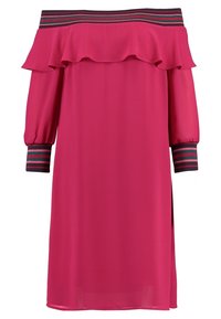 Vestido rosa fuera del hombro con escote volado, mangas largas con puños a rayas y corte holgado. Fabricado en una tela liviana.