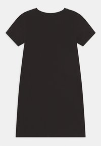 Krótka czarna sukienka z krótkimi rękawami, okrągłym dekoltem i prostym, prostym krojem.