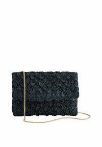 Musta kudottu clutch, jossa on tekstuuripintainen viimeistely, aaltoileva läppä ja kultaketju. Mittaa noin 25 cm leveä ja 13 cm korkea.