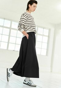 Next SHIRRED REGULAR FIT - Maxinederdele - black