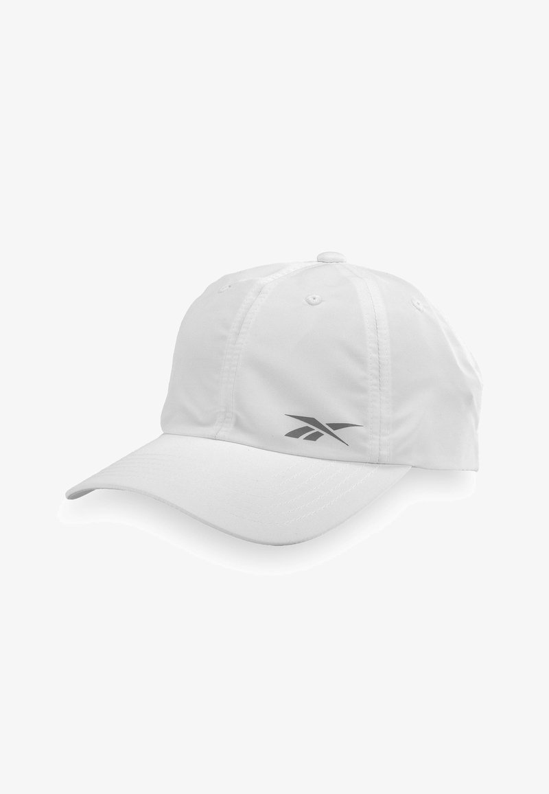 Casquette de baseball blanche à six panneaux avec visière courbée et petit logo Reebok noir sur le côté gauche avant.
