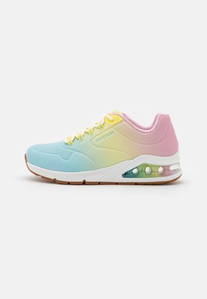 Skechers sportieve sneaker met een ombré ontwerp in blauw, geel en roze. Beschikt over een gevoerde zool en kleurrijke luchtzakdetails.