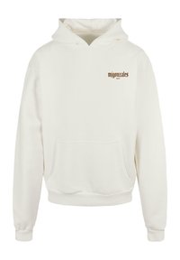 Weißer Kapuzenpullover aus weichem Stoff, mit einer Kängurutasche und gerippten Bündchen. Auf der Vorderseite befindet sich ein braunes Textlogo im linken Brustbereich.