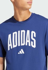 adidas Sportswear COLLEGIATE  - Marškinėliai su spaudiniu - dark blue