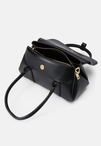 Μαύρη δερμάτινη τσάντα χειρός με δύο λαβές, κλείσιμο με φερμουάρ και χρυσές λεπτομέρειες. Διαθέτει δομημένο σχέδιο και ευρύχωρο εσωτερικό.