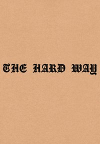Tessuto beige con una texture a righe che presenta la frase "THE HARD WAY" in bold, font gotico nero.
