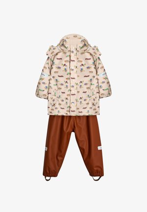 Completo impermeabile per bambini composto da una giacca beige con motivi di animali e pantaloni marroni. La giacca ha polsini elastici e un cappuccio.