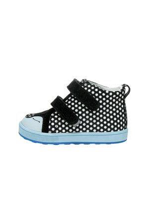 Sneaker pour enfant noir et blanc à pois avec deux bandes Velcro noires et une semelle bleu clair, vue de côté, isolée sur fond blanc.