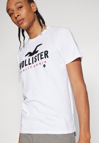 Hollister Co. Cotton Logo Graphic Tee - Apdrukāts T-krekls - brilliant white