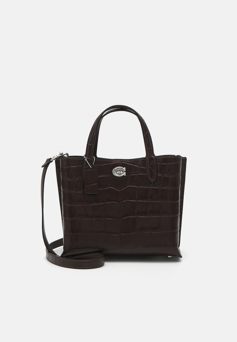 Sac à main en cuir marron foncé à motif crocodile, avec deux courtes poignées, une bandoulière détachable et une fermeture à boucle argentée.