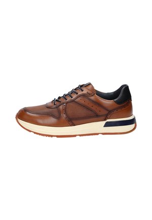 Bruine leren sneaker met mesh accenten, platte veters en een witte tussenzool. Bevat een zwarte hielkap en een bruine rubberen buitenzool.