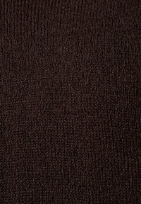 Breiselstof in donkerbruin met een fijn, gestructureerd patroon. Het materiaal voelt zacht aan en heeft een licht rekbare eigenschap.