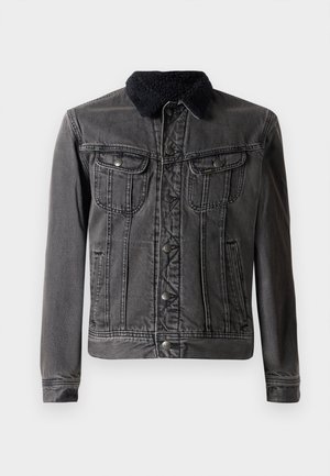Giacca di jeans nera con un colletto nero peloso, dotata di due tasche sul petto, chiusura frontale con bottoni e maniche lunghe con design aderente.