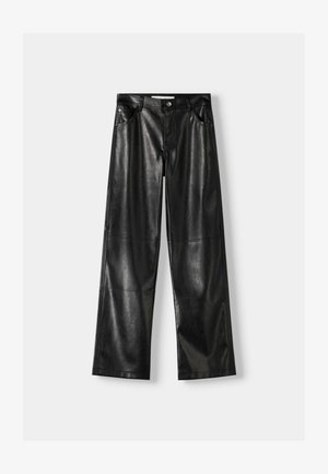 Zwarte leren wijde broek met een glanzende textuur, voorzien van twee voorzakken, een knoopsluiting en zichtbare naden.