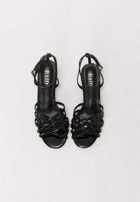 Sandales à talons hauts en cuir verni noir à lanières avec boucle à la cheville et logo de la marque RAID visible à l'intérieur.
