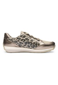 Dames casual sneaker met metalen bronzen bies, luipaardprintstof, vetersluiting en witte rubberen zool.