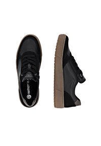 Schwarze Ledersneaker mit brauner Gummisohle, ausgestattet mit Schnürung und Reißverschluss, strukturierten Akzenten und gelochten Details an der Zehenpartie.