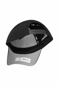Casquette noire avec un visière grise en dessous, dotée d'un bord plat, d'une sangle ajustable et d'une étiquette de marque à l'intérieur. Tissu texturé et forme structurée.