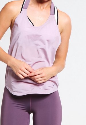 Jasnofioletowy sportowy top na ramiączkach z dekoltem typu halter, wykonany z oddychającego materiału. Posiada czarne ramiączka i luźny krój.