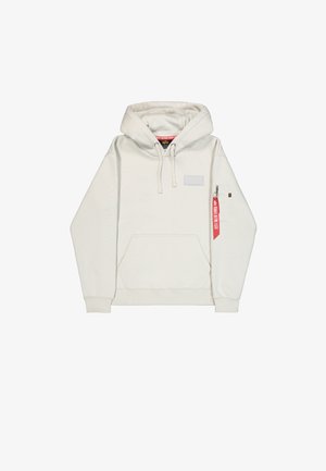 Vit huva sweatshirt med en framficka, dragsko och en blixtlåsficka på sidan med ett röd märke. Slät tygstruktur.