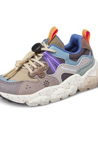 Sneaker multicolore con una combinazione di materiali, tra cui pelle scamosciata e rete, dotato di una suola spessa maculata e lacci elastici regolabili.