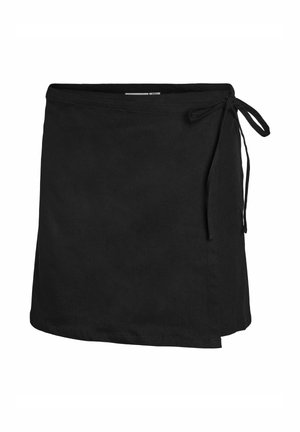 Fekete wrap szoknya oldalsó megkötéssel, egyenes szegéllyel és egyszerű dizájnnal, fehér háttéren.