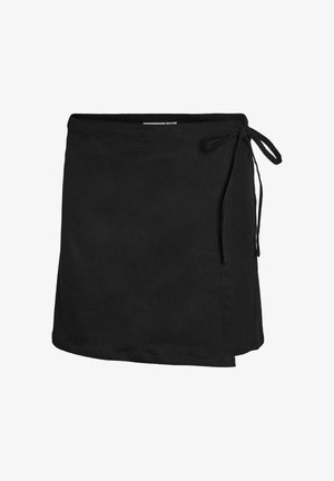 Fekete wrap szoknya oldalsó megkötéssel, egyenes szegéllyel és egyszerű dizájnnal, fehér háttéren.