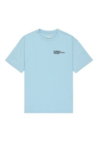 Camiseta de algodón de color azul claro con mangas cortas y cuello redondo. Presenta un texto en negro que dice "ELEMENT SKATEBOARDS & MORE" en el lado izquierdo del pecho.