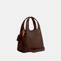 Bolso de mano de cuero marrón oscuro con asas redondeadas, cierre dorado, pequeña etiqueta adjunta y correa de hombro ajustable.