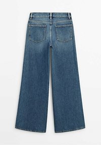 Jeans in denim blu a gamba larga con vita alta, due tasche posteriori e orlo grezzo. Il tessuto ha una finitura testurizzata classica.