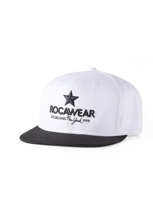 Bielo-čierna baseballová čiapka Rocawear s vyšívanou hviezdou a textom "ROC-A-WEAR Established New York 1999" na prednom paneli.