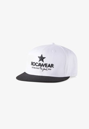 Biała i czarna czapka baseballowa Rocawear z haftowaną gwiazdą i napisem "ROC-A-WEAR Established New York 1999" na przednim panelu.