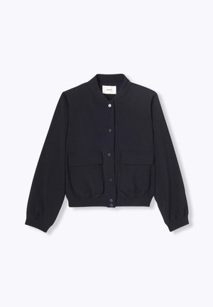 Veste cropped bleu marine avec un col côtelé, fermeture par bouton et deux poches avant. Fabriquée à partir d'un tissu doux à la texture lisse.